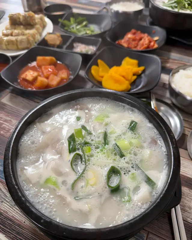 다양한 밑반찬과 함께 차려진 순대국밥 한 상