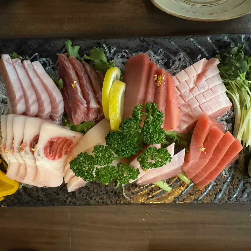 다양한 부위의 참치가 아름다운 플레이팅으로 제공되는 모습