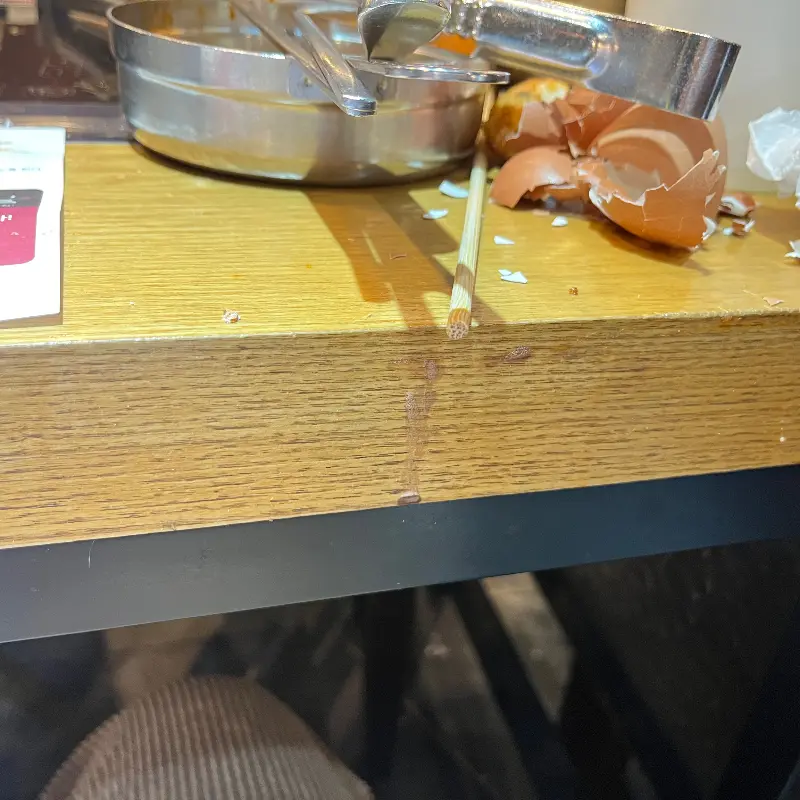 테이블이 지저분한 모습