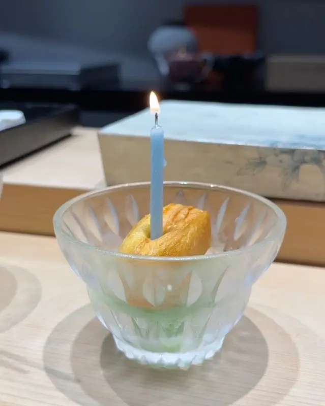 테이블 위에 놓인 스시대옥 메뉴판