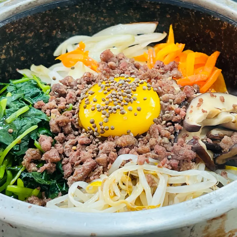돌솥비빔밥 재료들의 조화로운 색감