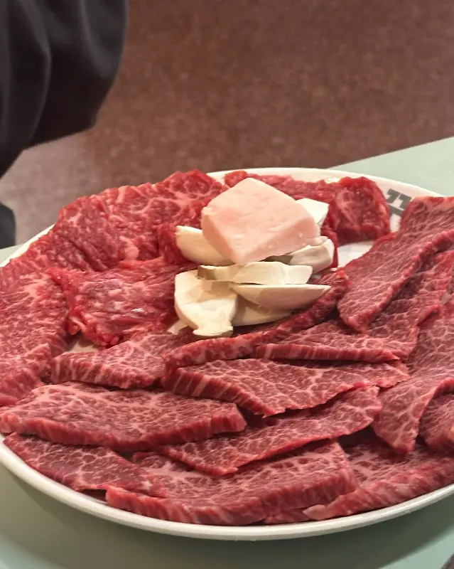 윤기가 흐르는 마블링이 환상적인 꾸석지의 한우