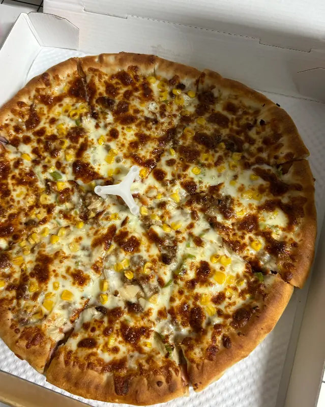 피자가 포장 박스 안에 담겨 있다.