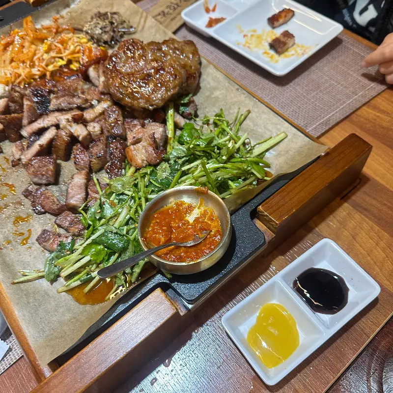 고기와 곁들임 메뉴들의 조화