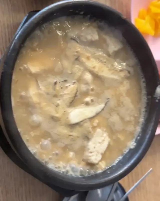 뽀얀 순두부 찌개의 모습