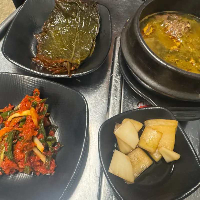 기본으로 제공되는 선지해장국과 반찬들