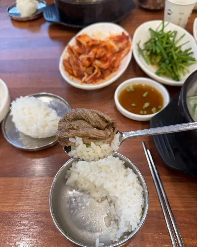 밥 위에 고기를 올려 먹음직스럽게 찍은 사진