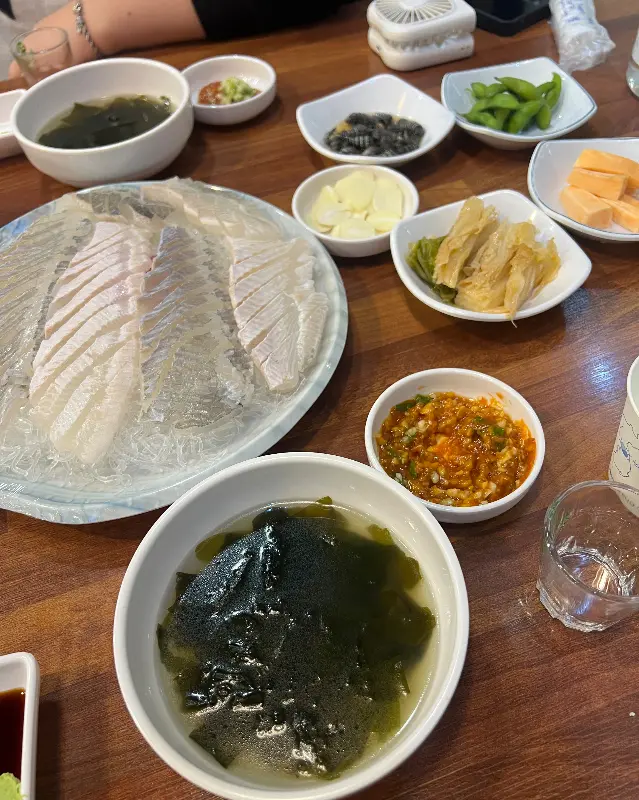 싱싱한 활어회와 스끼다시 한 상 차림