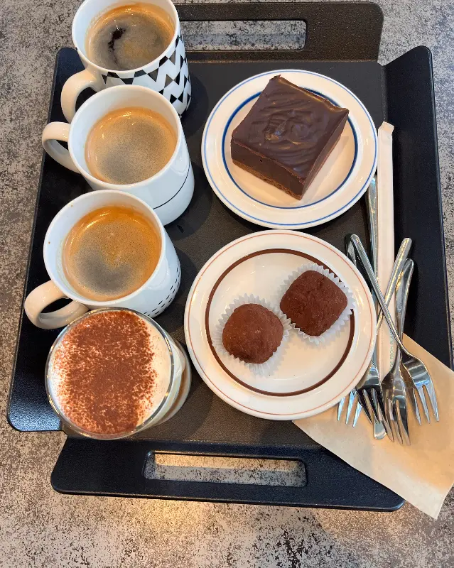 다양한 디저트와 커피