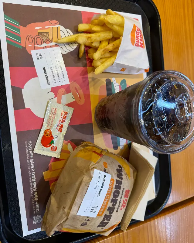 쟁반 위에 놓인 햄버거, 감자튀김, 콜라, 영수증