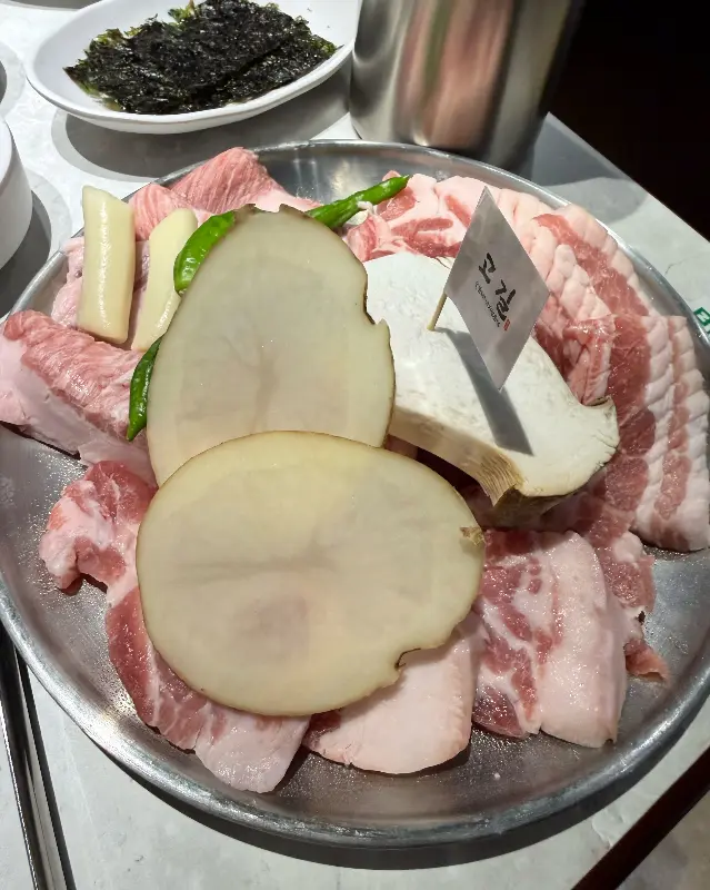 고길에서 제공하는 신선한 고기의 한 상차림