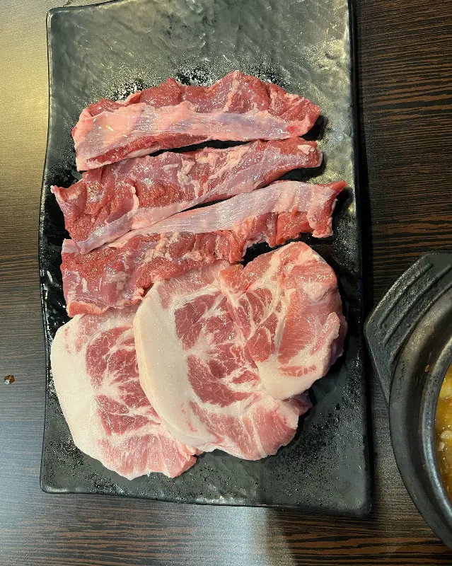 신선한 고기 한 판