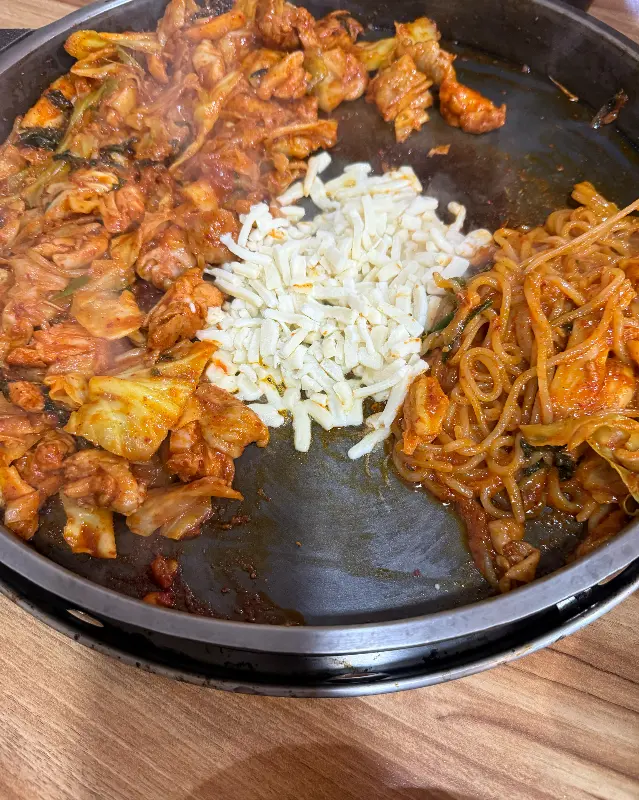 닭갈비에 쫄면과 치즈 사리 추가