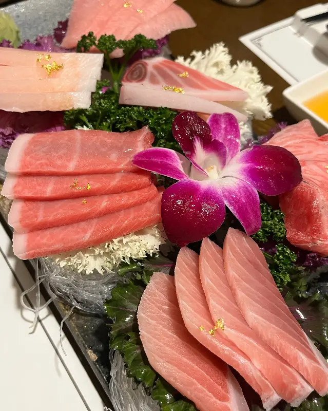 금가루가 뿌려진 고급스러운 참치회