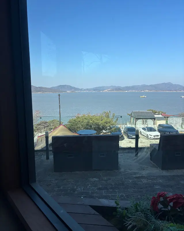 통유리창을 통해 바라본 트라몬토 카페의 아름다운 오션뷰