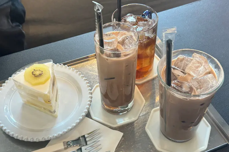 다양한 음료와 조각 케이크