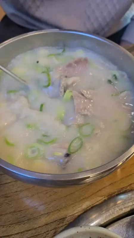 뽀얀 국물의 순대국밥