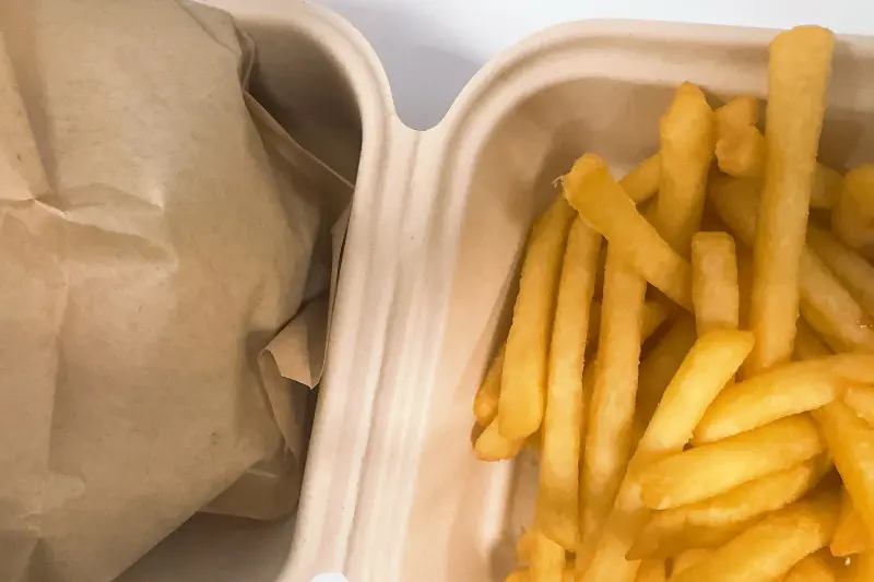 햄버거와 감자튀김 포장