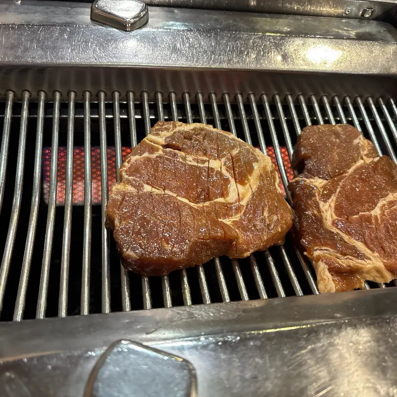 돼지갈비 굽는 모습