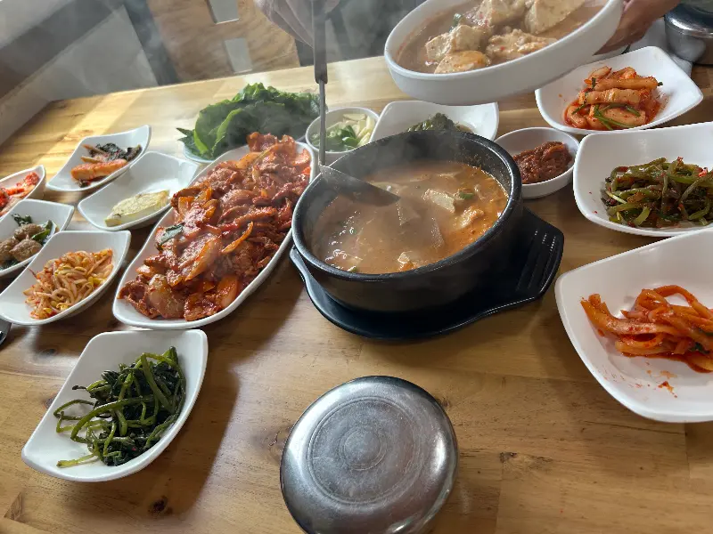 테이블 가득 차려진 청국장 백반 한 상 차림