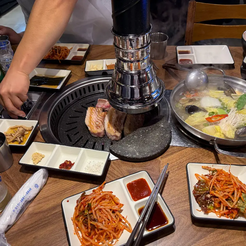 맛있게 구워진 고기를 즐기는 사람들