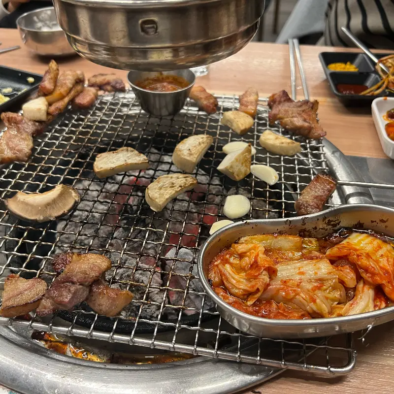김치와 함께 구워먹는 뒷고기