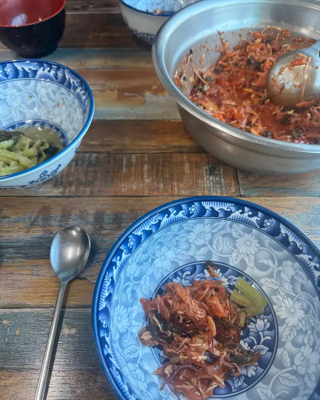 물회와 함께 나오는 갓김치