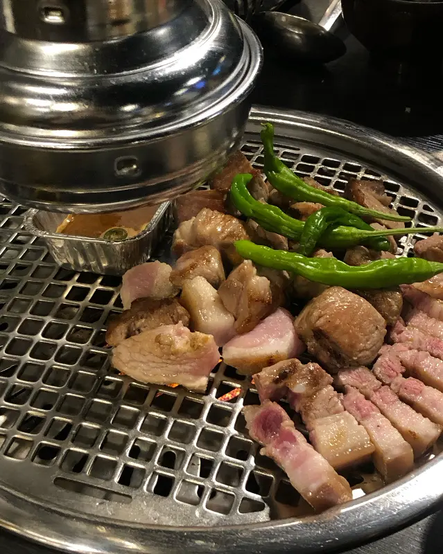 고기와 꽈리고추가 구워지는 모습