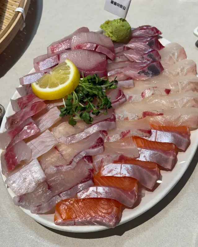 신선함이 눈으로도 느껴지는 모듬회