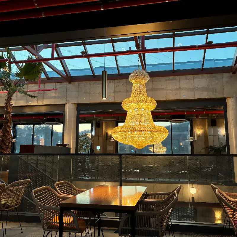 2층에서 바라본 샹들리에