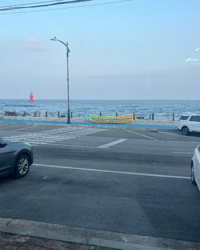 탁 트인 바다를 배경으로 식사를 즐길 수 있는 짬뽕타운의 창가 좌석