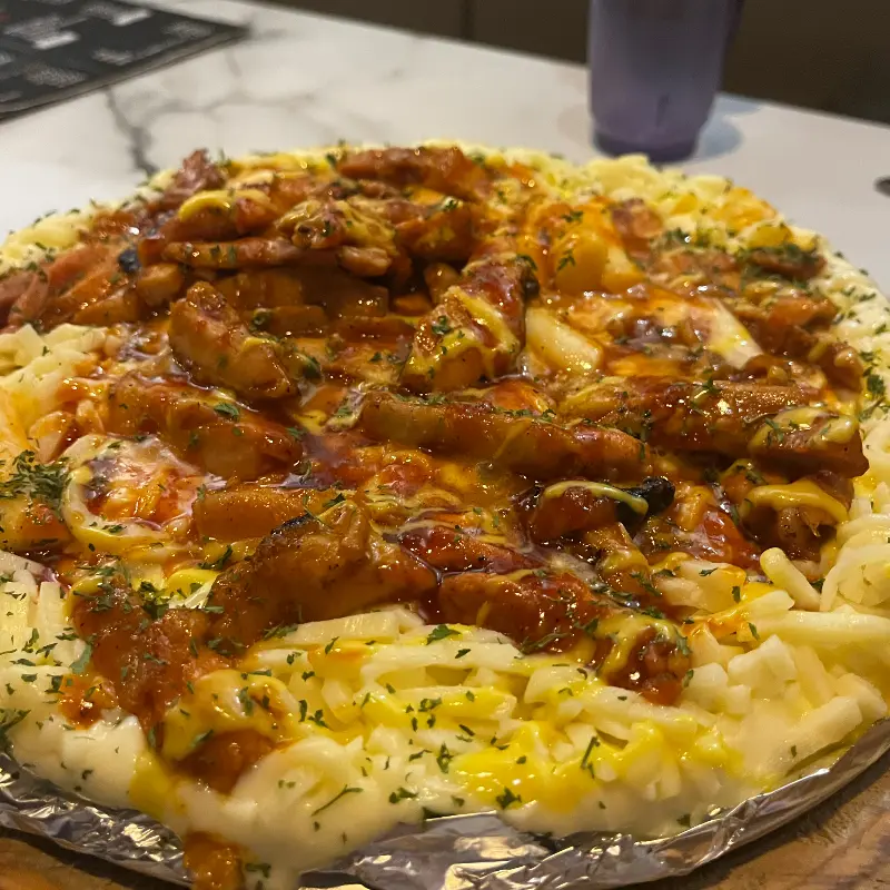 모짜렐라 치즈가 폭포수처럼 쏟아지는 참숯 치즈 바베큐