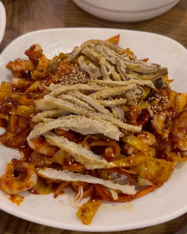 육전과 버섯전이 올려진 낙지볶음