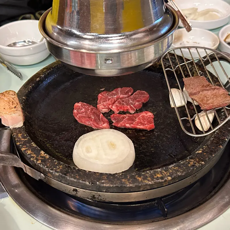 돌판 위에서 맛있게 익어가는 한우