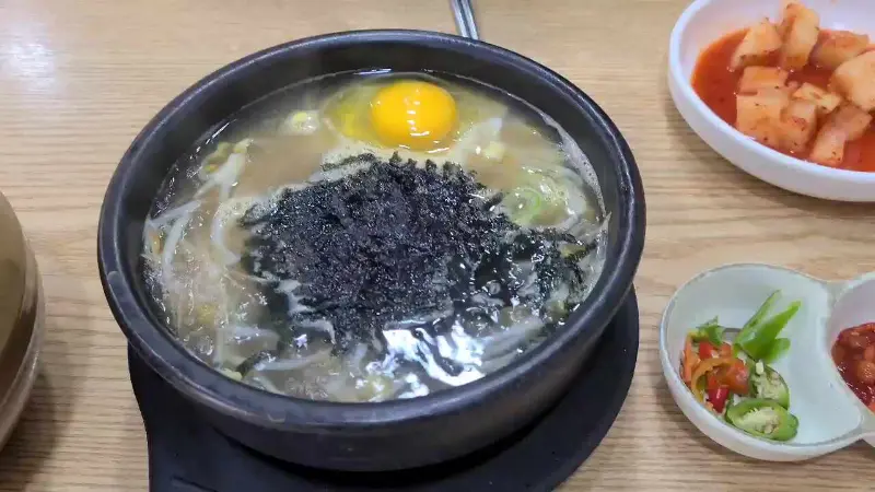 계란이 올려진 콩나물 국밥
