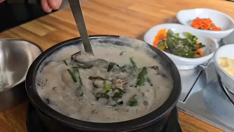 굴국밥 한 상 차림