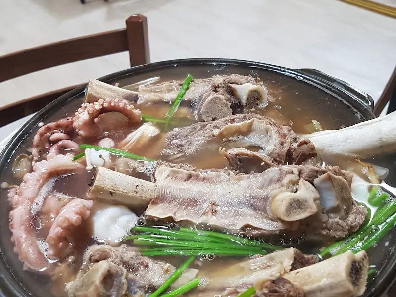 왕갈비와 신선한 채소가 가득한 갈비탕