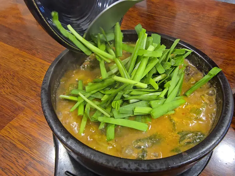 뚝배기 안에서 보글보글 끓고 있는 소고기 보신탕