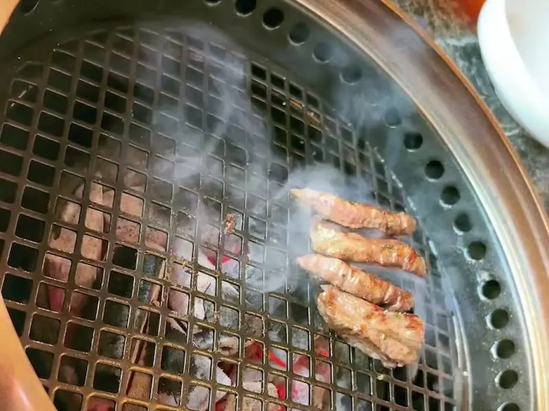 숯불 위에서 구워지는 맛있는 소고기