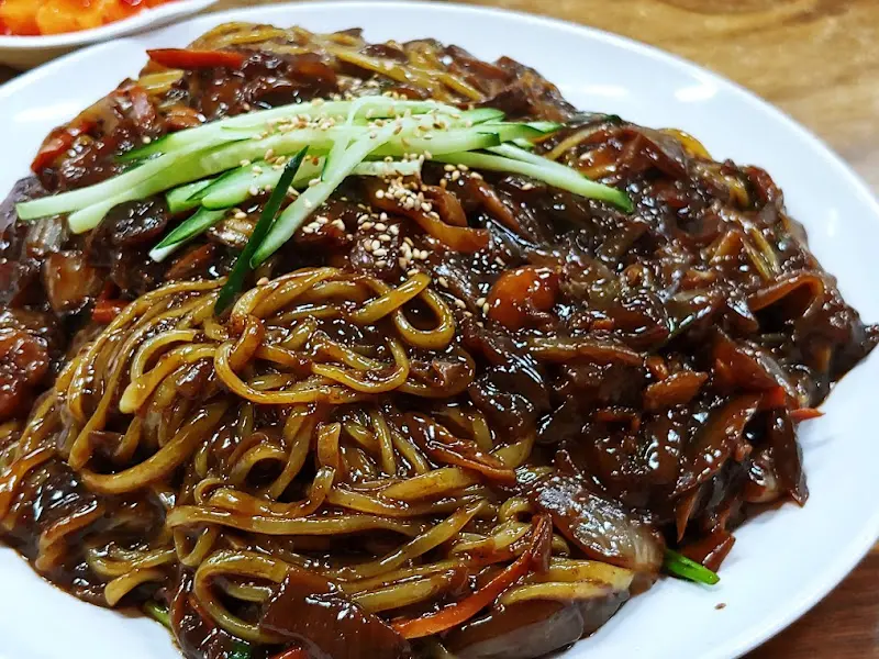 싱싱한 오이가 올려진 쟁반짜장