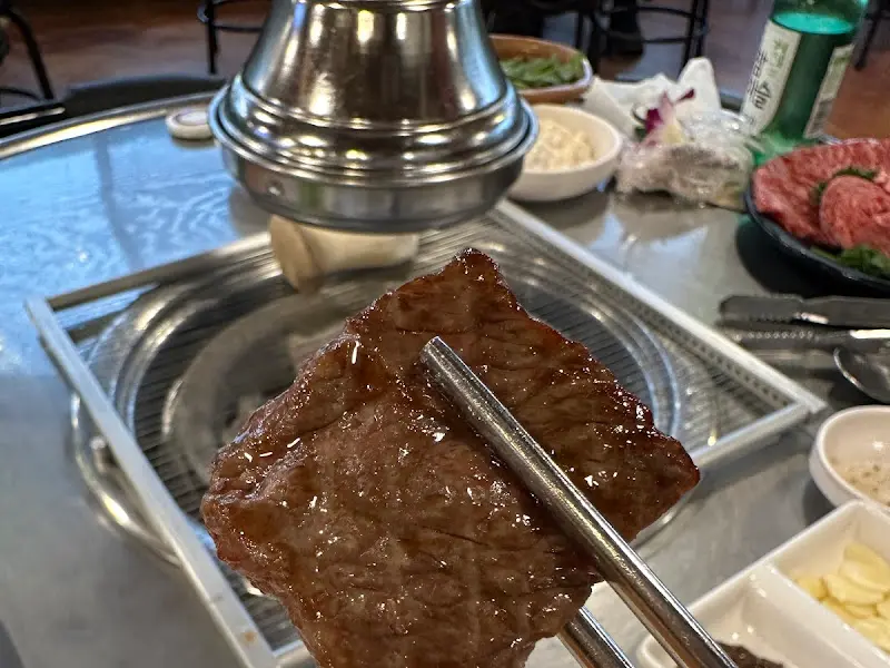 숯불 위에서 익어가는 한우