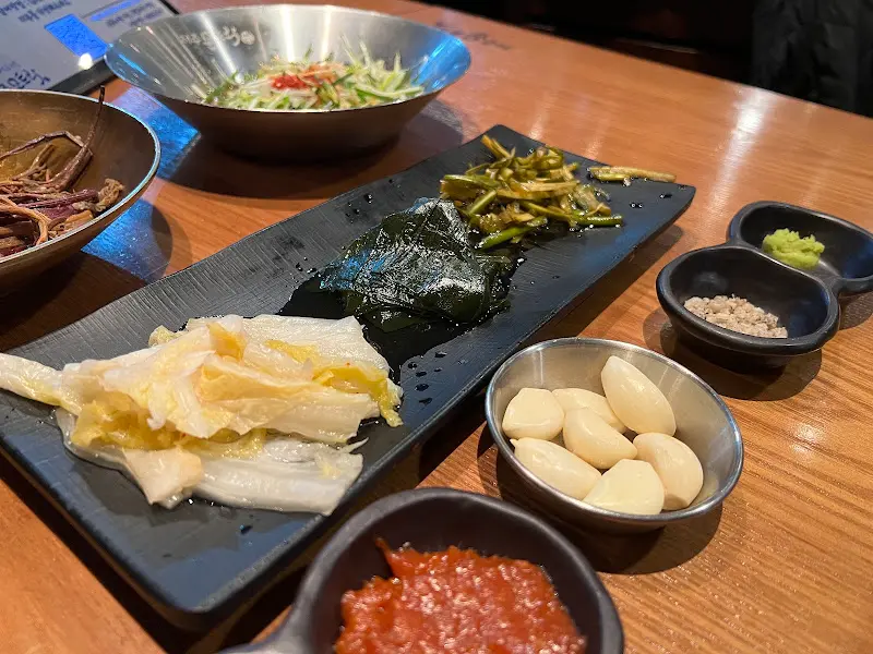 정갈한 밑반찬 구성