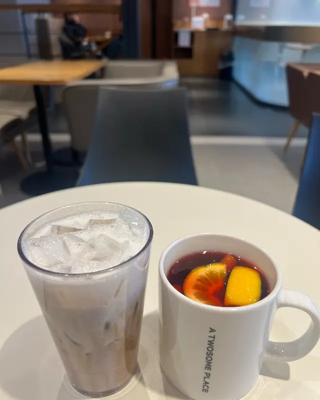 깔끔하고 쾌적한 투썸플레이스 내부