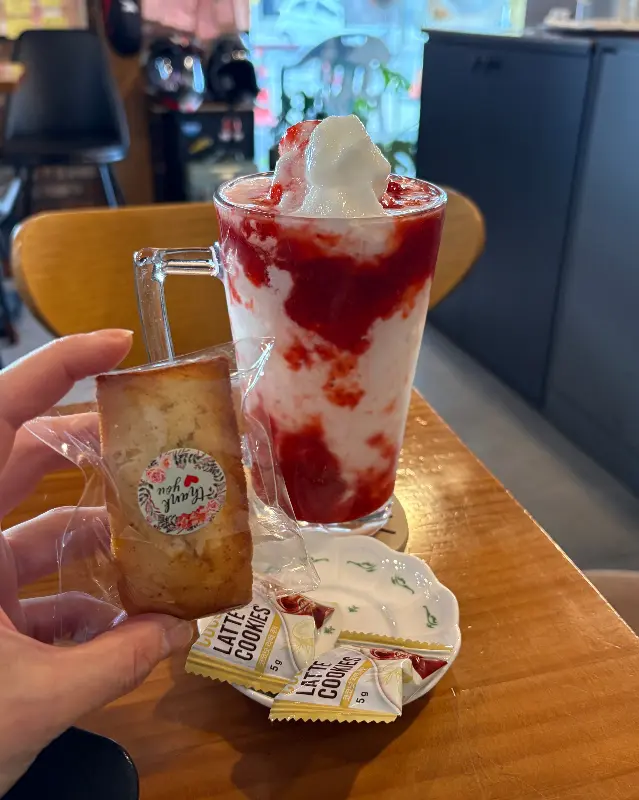 딸기라떼와 휘낭시에