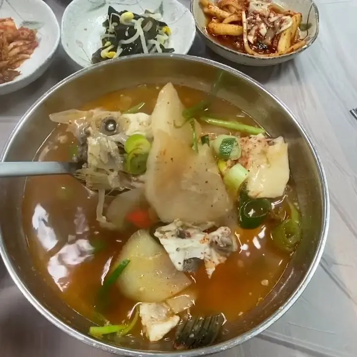 한산섬식당 밑반찬과 뽈락매운탕