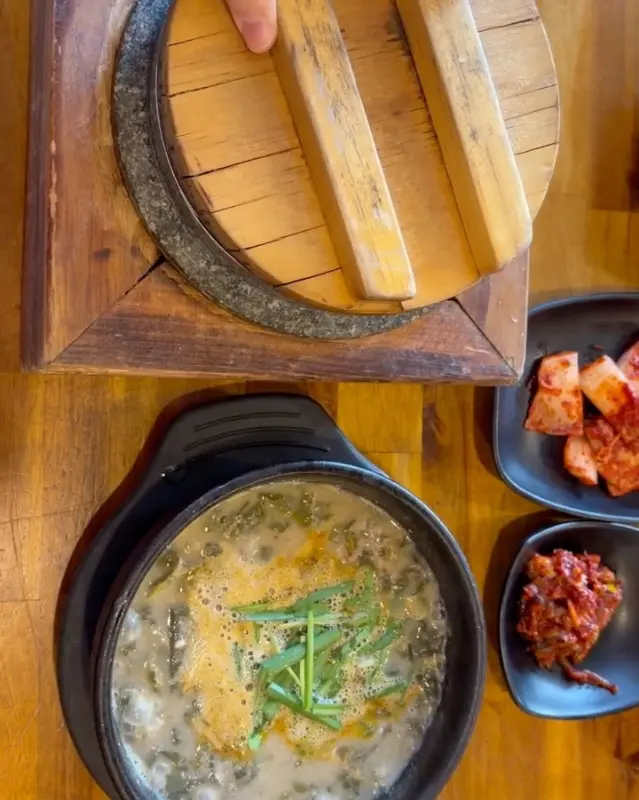 돌솥밥 뚜껑을 여는 모습