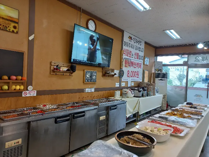 뷔페 음식 담긴 모습