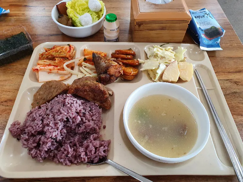 다양한 뷔페 음식들