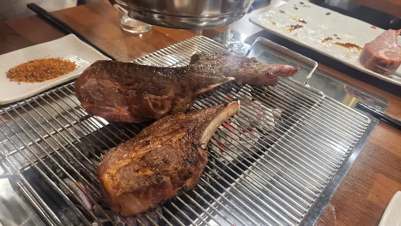 노릇노릇 익어가는 양갈비