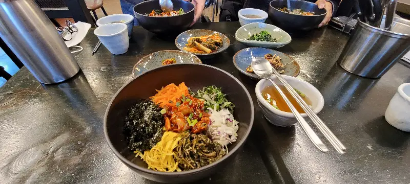 푸짐한 꼬막비빔밥과 밑반찬